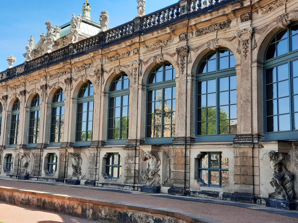 Gebogenes Glas an einem historischen Gebäude