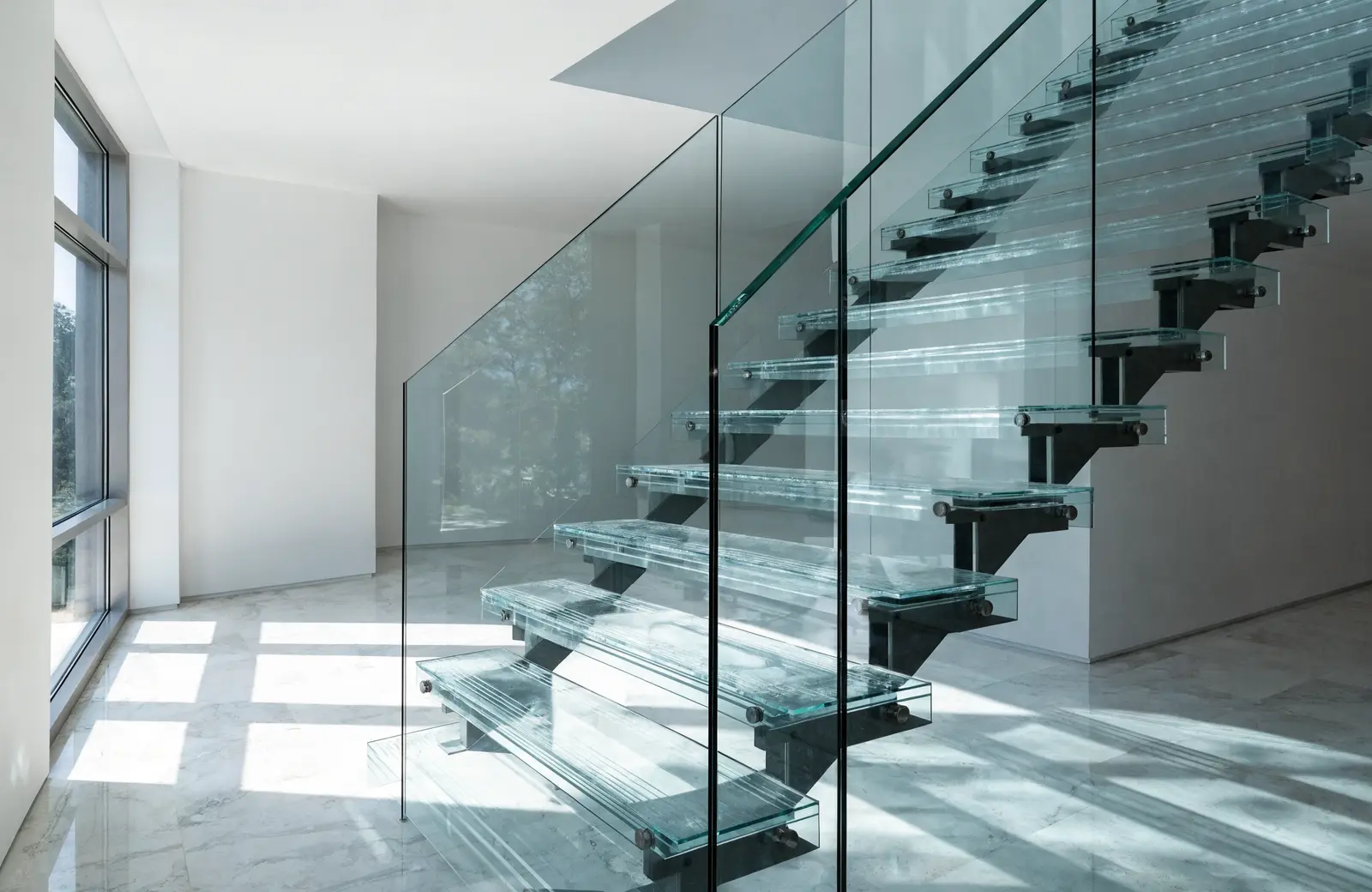 Transparente Glastreppe mit Verbundsicherheitsglas-Stufen und Glasgeländer