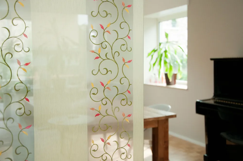 Verbundglas mit eingelegtem Textil als Trennwand